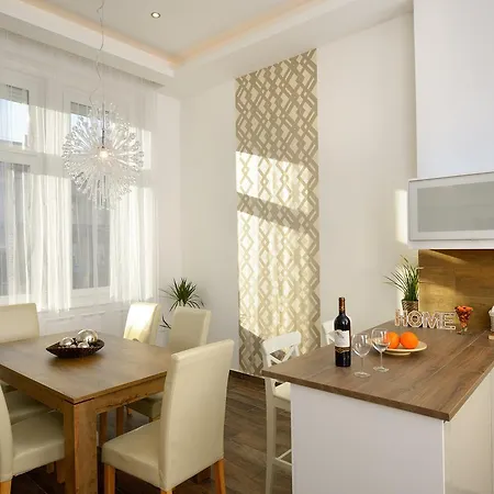 Corina Apartman *