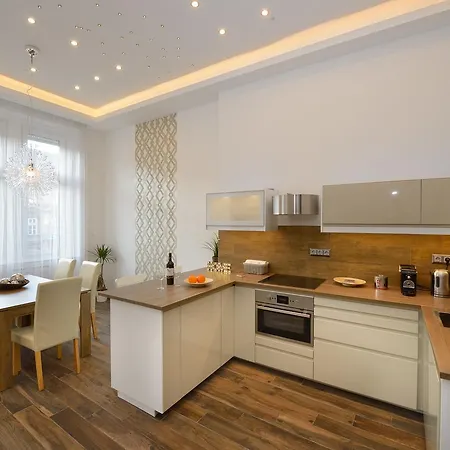 Corina Apartman *